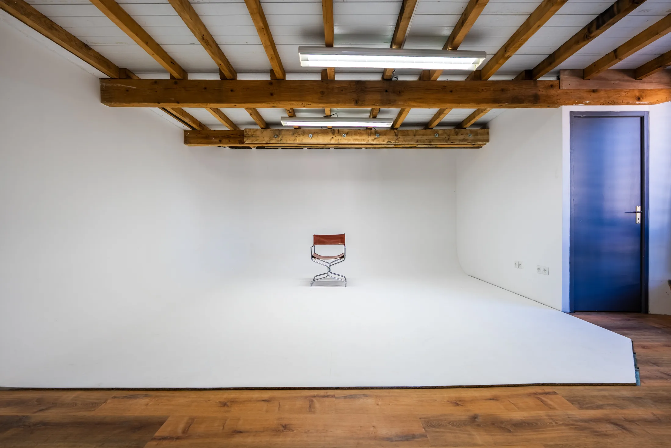 Le cyclorama du studio, fond blanc et angle arrondi