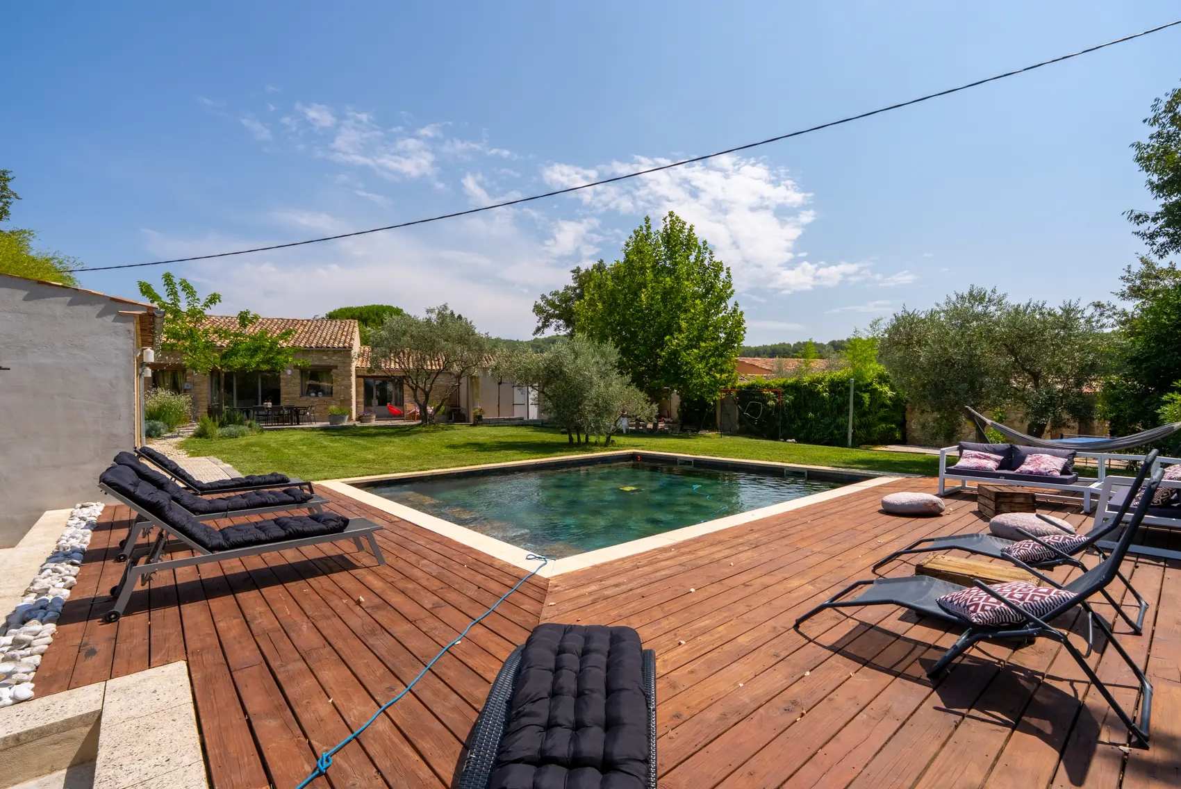 Piscine et terrasse, mas en Provence