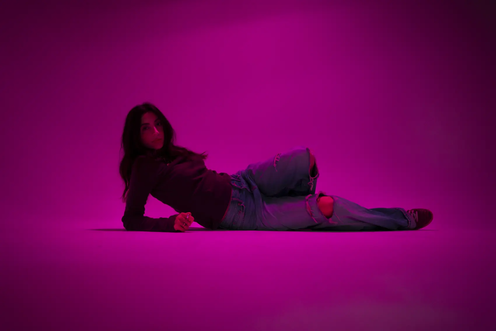 Séance mode au sol, lumière magenta