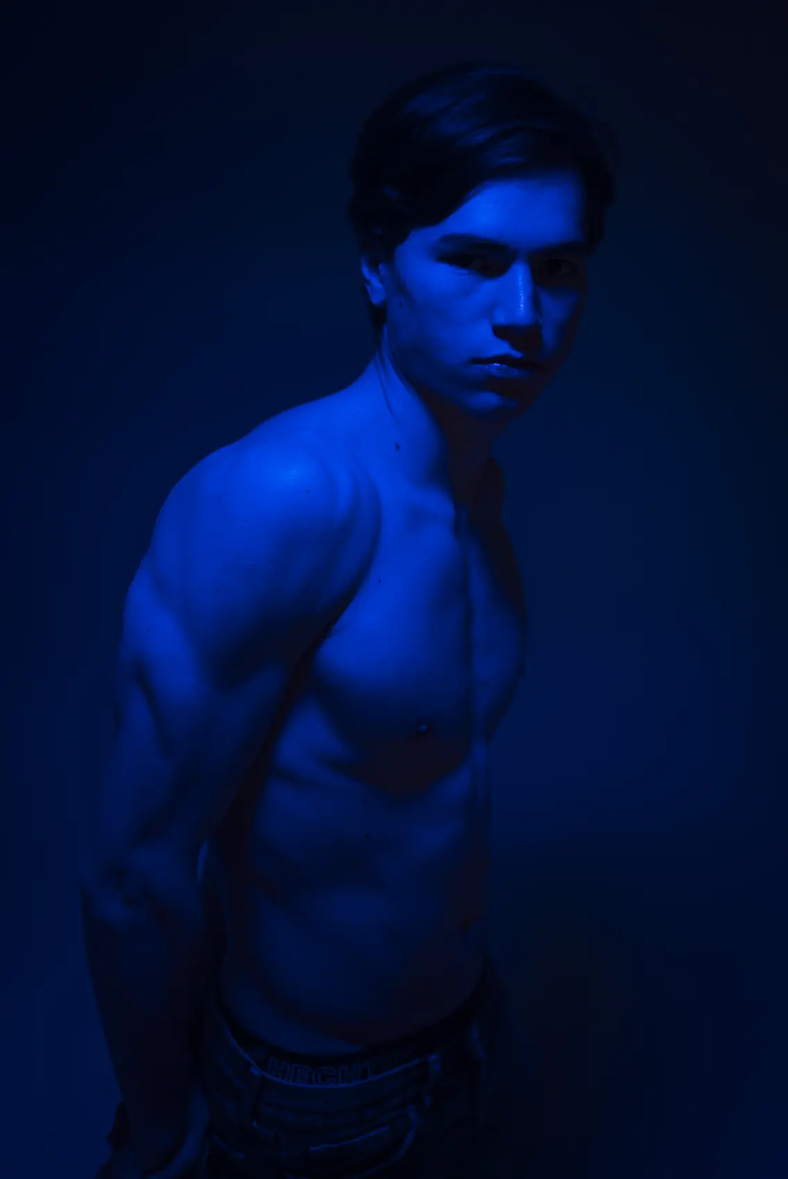 Portrait en lumière bleue