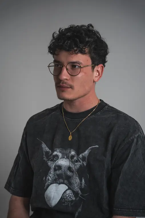 Portrait, fond gris