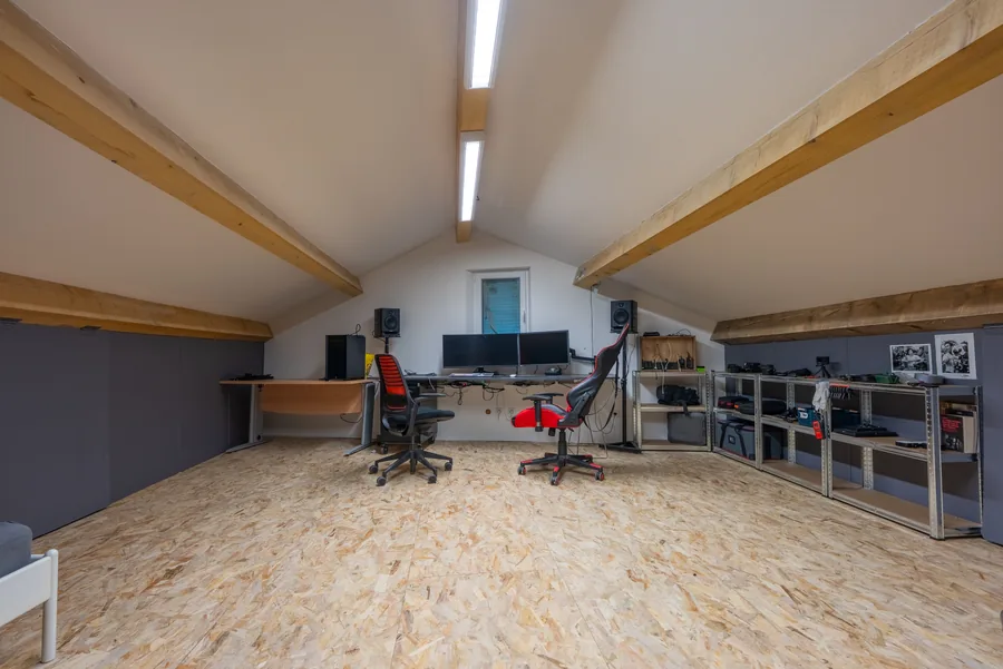 La salle de post-production à l'étage