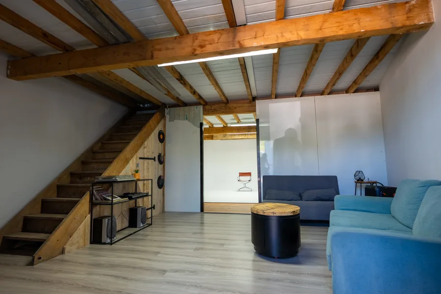 La réception du studio, canapés et escalier