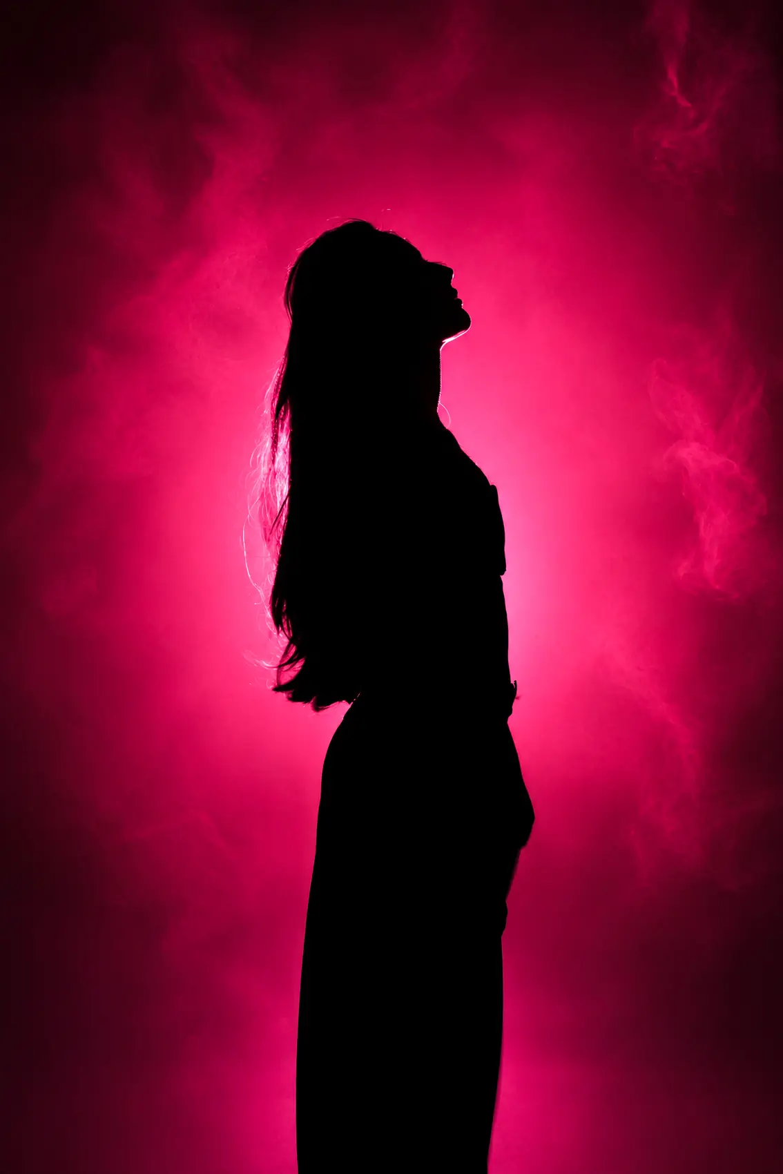 Silhouette en contre-jour sur fumée rose