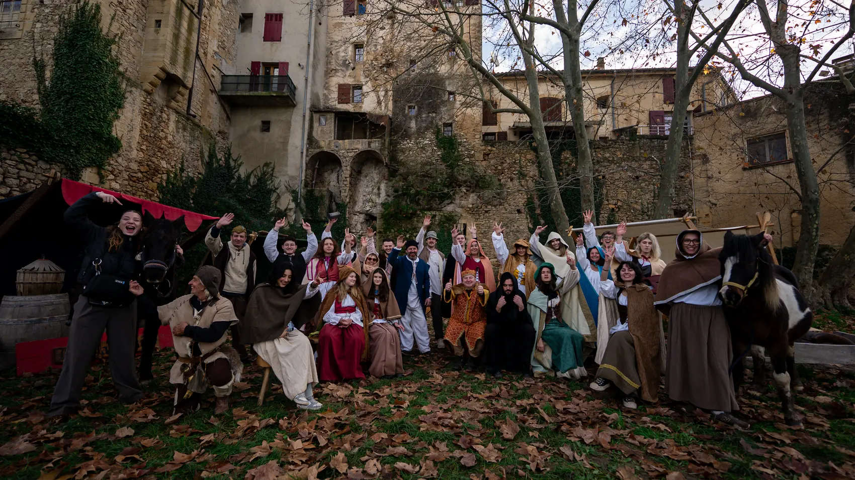 Équipe d'un court-métrage en costume